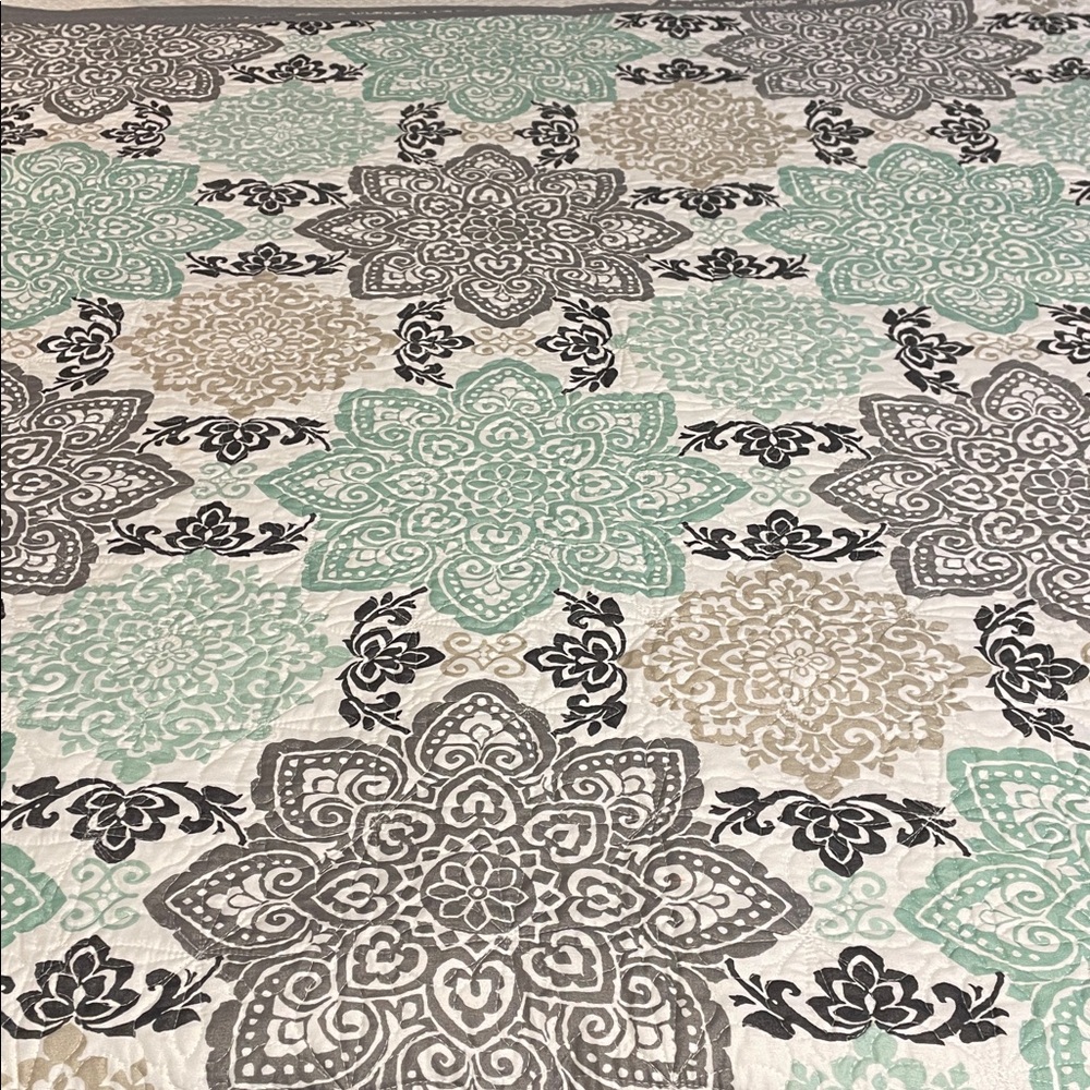 Patterned Quilt with 2 shams